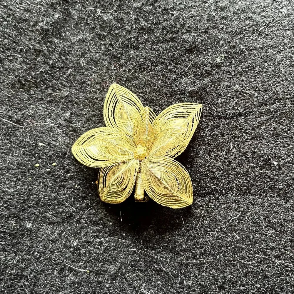 Vintage Gold-Tone Wire Flower Pin - Picture 2 of 6